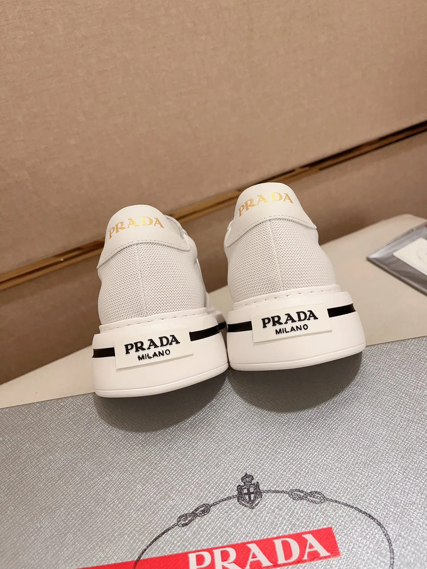 Men's shoes 💰 580💰 ✔️✔️✔️Higher version High-quality new PRADA (Prada) counters are launched simultaneously. The new men's shoes and 😘 fabrics are made of high-tech glue-spraying technology. Lining: Full cowhide lining. 👍🏿 High-end ☄️ air-cushion molded anti-slip rubber outsole, exquisite lines, simple and elegant, comfortable and high-end for leisure travel. Code number: 38 to 44 (45 can be customized and cannot be returned or exchanged)